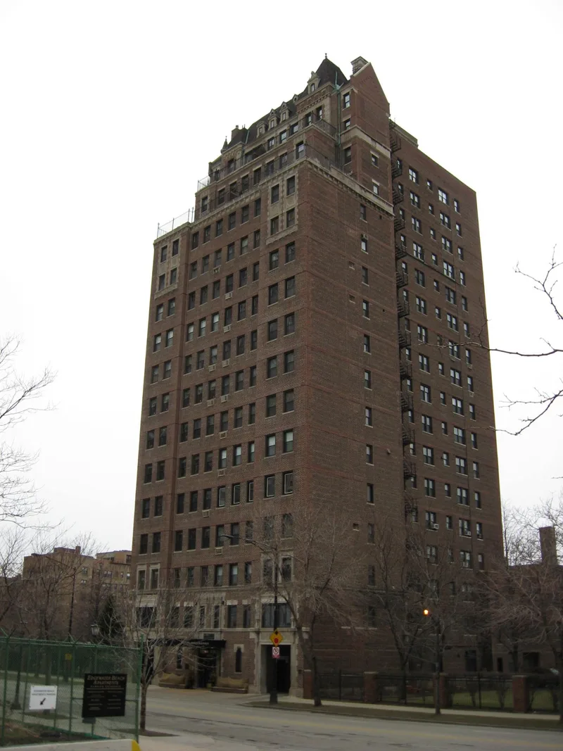 Building at 5510 North Sheridan, Chicago, Illinois