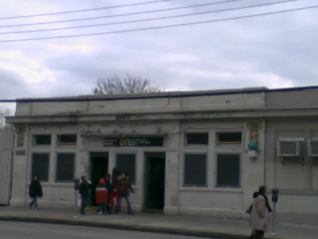 Avenue U Station (Dual System BRT), Brooklyn, New York