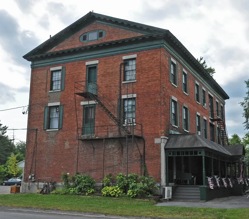 Rogues Harbor Inn, Lansing, New York