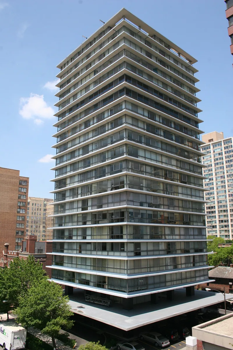 Building at 320 West Oakdale Avenue, Chicago, Illinois