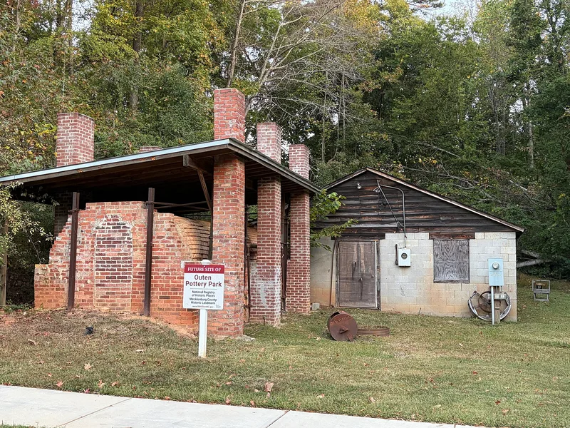 Outen, R.F., Pottery, Matthews, North Carolina