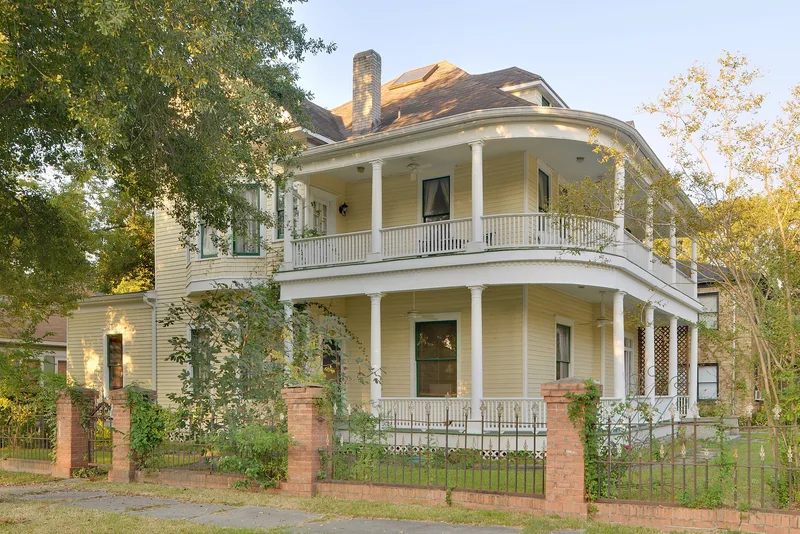 House at 122 East Fifth Street, Houston, Texas