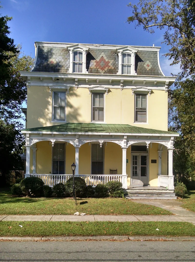 Building at 216 Bank Street, Suffolk (Independent City), Virginia