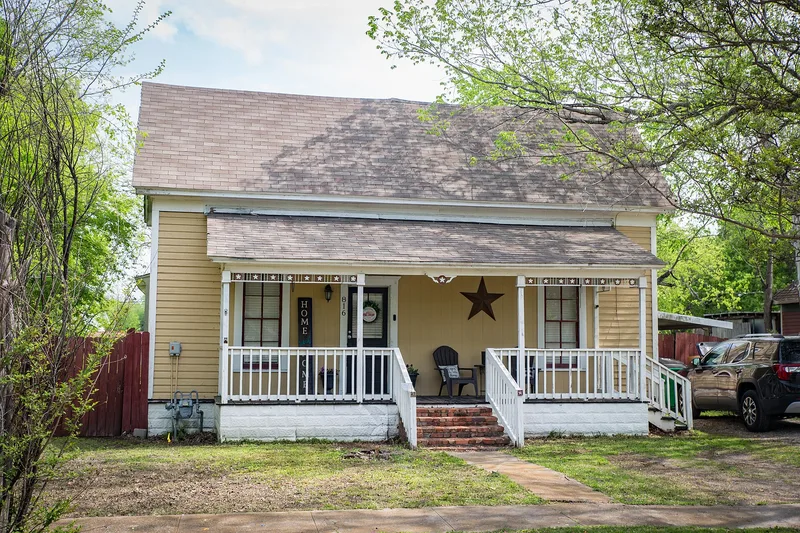 House at 816 West Water, Waxahachie, Texas