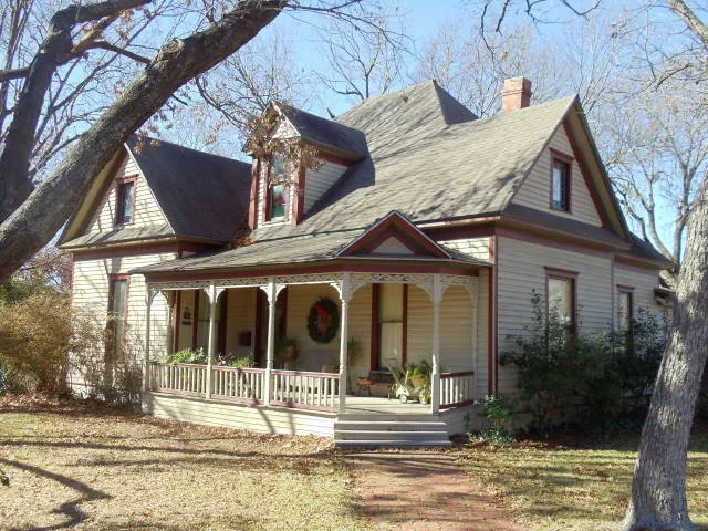 House at 320 East Marvin, Waxahachie, Texas