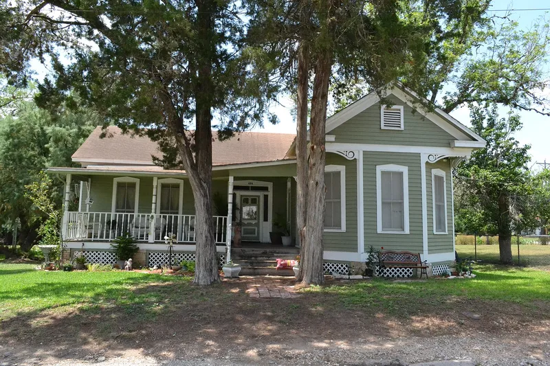 House at 404 Stockdale, Cuero, Texas