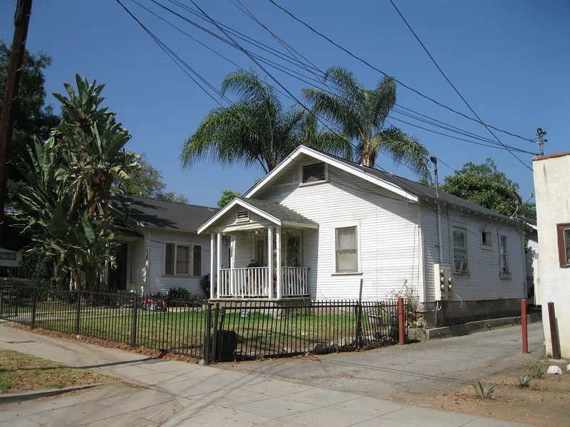 Court at 1274-1282 North Raymond Avenue, California