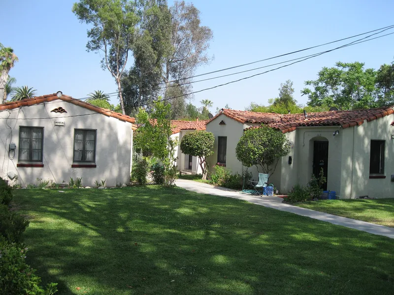 Court at 940-948 North Raymond Avenue, California