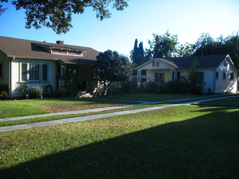 Court at 533-549 North Lincoln Avenue, California